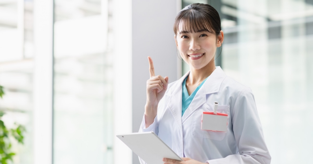 人差し指を立てる女性医師