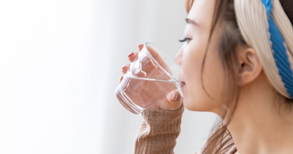 水を飲む女性