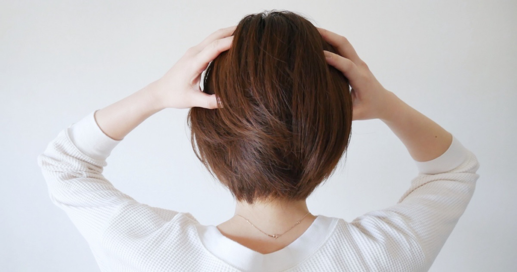 頭を抱える女性