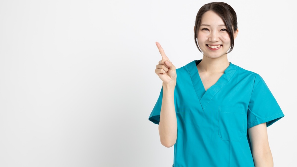 人差し指を上げる女性医師