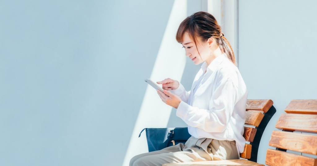 SNSを見る女性