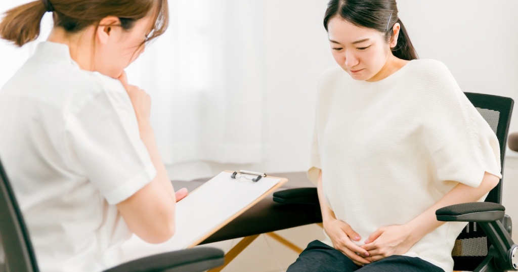 医師に相談する患者