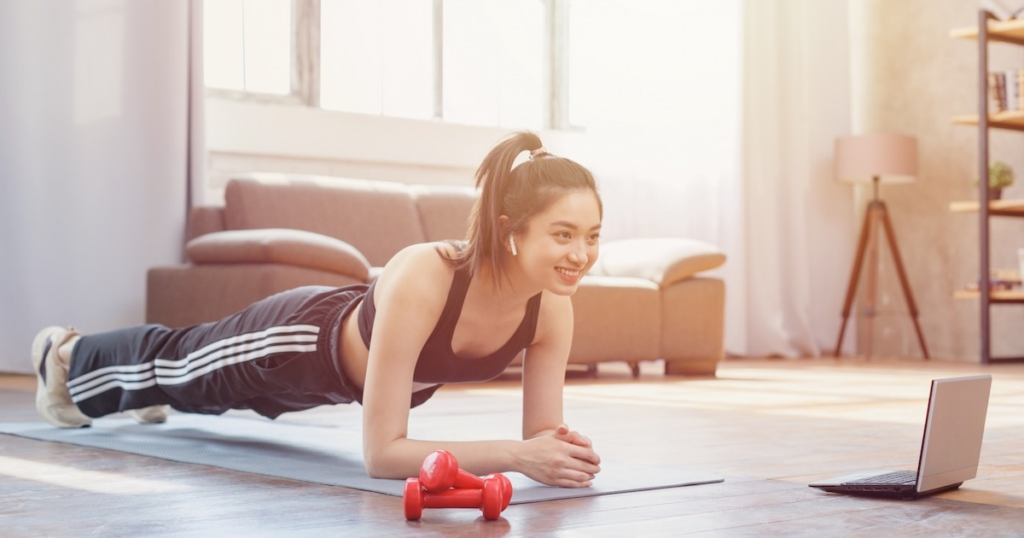 筋トレをする笑顔の女性