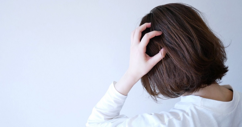 頭を抱える女性