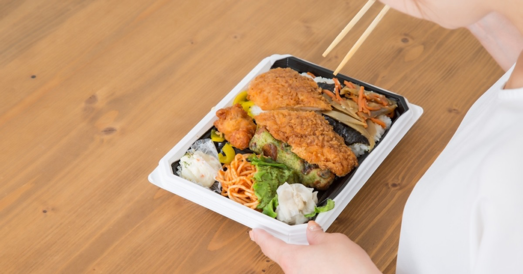 弁当を食べようとする女性